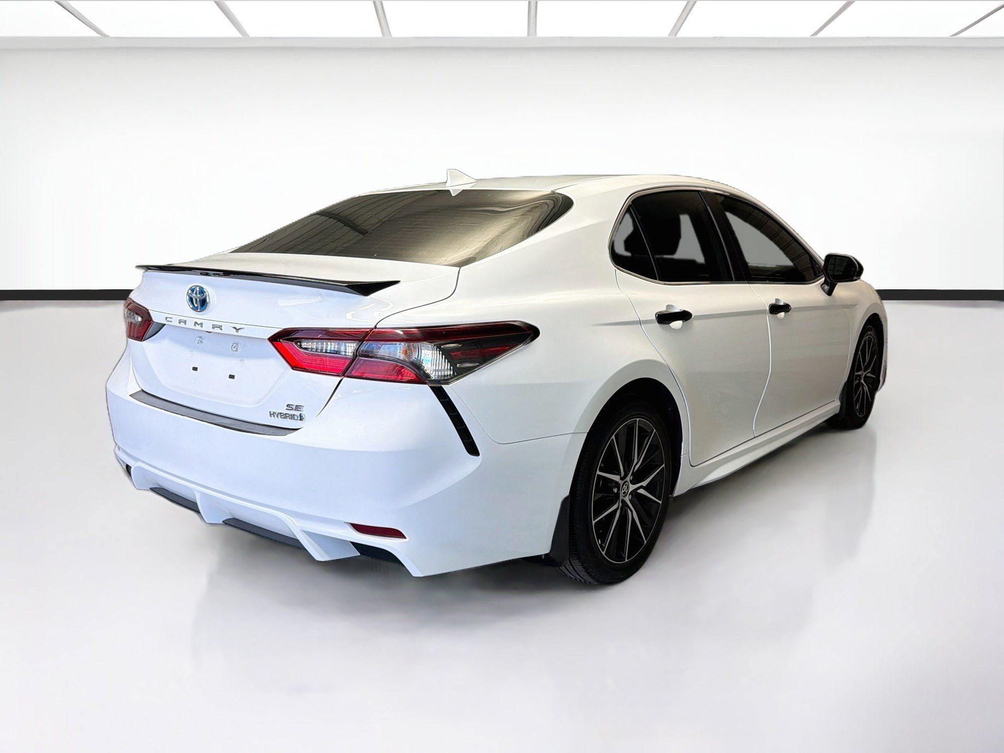 Used 2024 Toyota Camry SE w/ Cold Weather Package FWD image 4