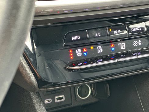 Used 2022 Chevrolet Bolt EUV LT w/ Convenience Package image 30