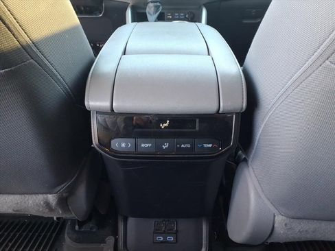 Used 2022 Toyota Highlander L image 7