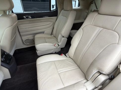 Used 2019 Lincoln MKT AWD image 50