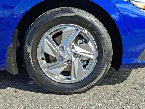 Certified 2025 Hyundai Elantra SE image 8