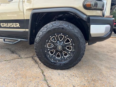 Used 2014 Toyota FJ Cruiser 2WD w/ Upgrade Package image 17