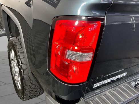 Used 2018 GMC Sierra 2500 Denali w/ Duramax Plus Package AWD/4WD image 28