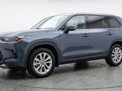 Used 2025 Toyota Grand Highlander FWD image 3