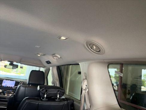 Used 2023 Chrysler Pacifica Touring-L FWD image 8
