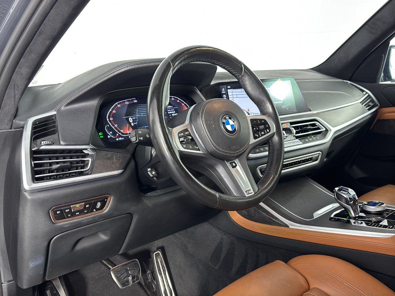 Used 2022 BMW X7 xDrive40i w/ M Sport Package AWD/4WD image 4