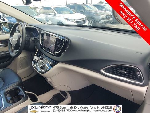 Used 2022 Chrysler Pacifica Touring-L FWD image 28