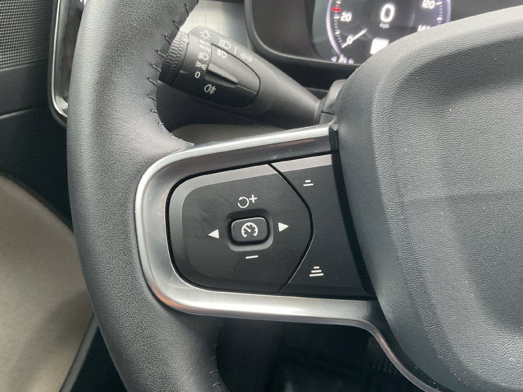 Used 2020 Volvo XC40 T4 Momentum FWD image 25
