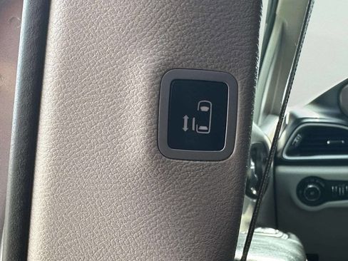 Used 2018 Chrysler Pacifica Touring-L FWD image 13