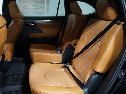 New 2026 Toyota Highlander Platinum image 32
