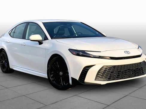 Used 2025 Toyota Camry SE FWD image 3