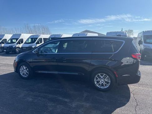 New 2026 Chrysler Pacifica Select FWD image 3