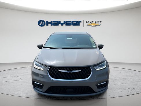 Used 2023 Chrysler Pacifica Touring-L FWD image 2