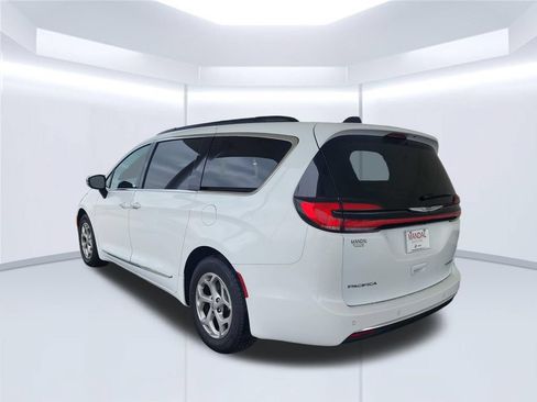 Used 2023 Chrysler Pacifica Limited FWD image 10