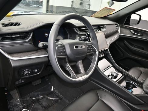 Used 2024 Jeep Grand Cherokee Limited w/ Black Appearance Package image 10