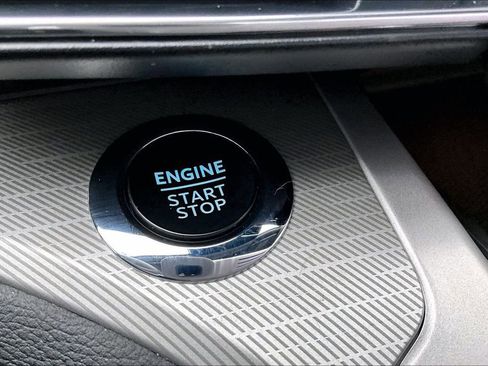 Used 2024 Ford Explorer XLT w/ Equipment Group 202A image 31