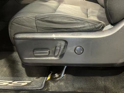 Used 2016 Toyota Tundra SR5 w/ SR5 Upgrade Package AWD/4WD image 12