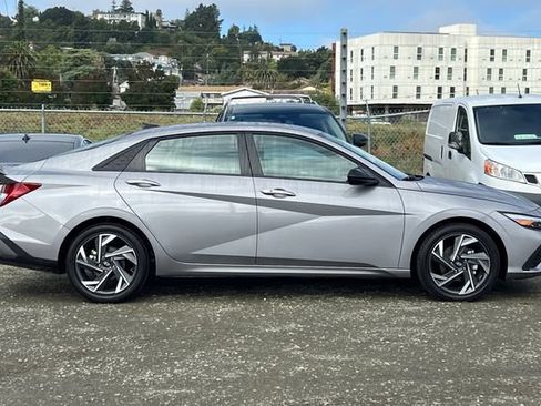 Certified 2025 Hyundai Elantra SEL FWD image 3