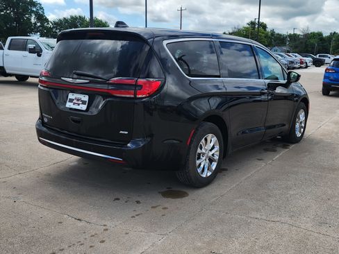 Used 2023 Chrysler Pacifica Touring-L w/ Uconnect Theater Family Group AWD/4WD image 5