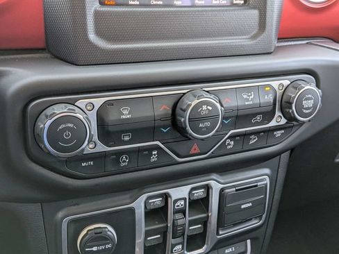 Used 2018 Jeep Wrangler Unlimited Rubicon w/ Safety Group AWD/4WD image 19