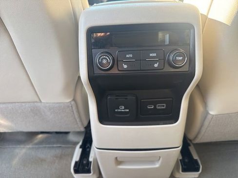 Used 2022 GMC Acadia Denali w/ Denali Ultimate Package FWD image 30