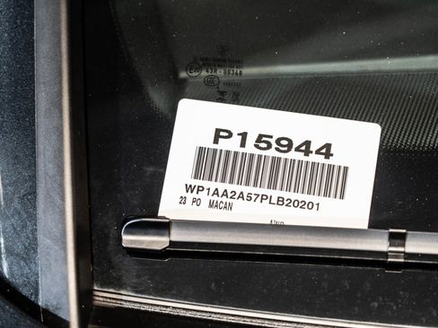 Certified 2023 Porsche Macan AWD/4WD image 27