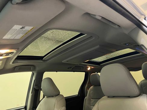 Used 2017 Toyota Sienna Limited Premium image 17