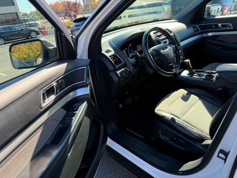 Used 2017 Ford Explorer XLT w/ Equipment Group 202A image 7