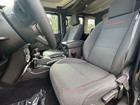 Used 2025 Jeep Wrangler Rubicon image 35