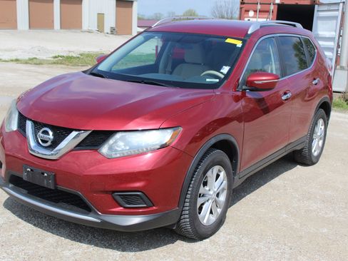 Used 2015 Nissan Rogue SV image 2