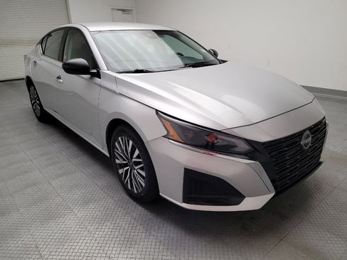 Used 2024 Nissan Altima 2.5 SV image 14