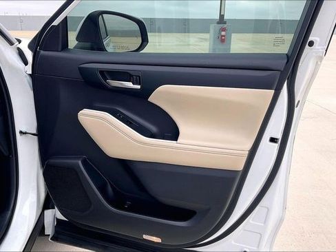 Used 2023 Toyota Highlander XLE image 29