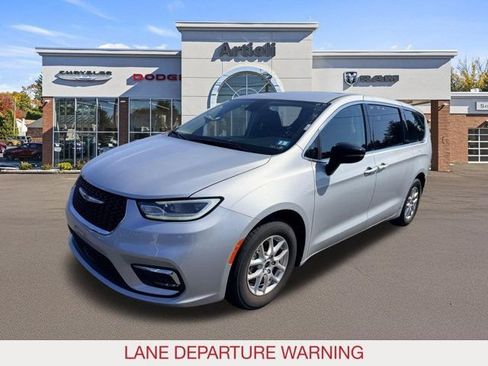 Certified 2024 Chrysler Pacifica Touring-L FWD image 4
