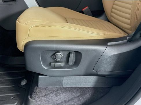 New 2025 Land Rover Discovery Dynamic SE image 22