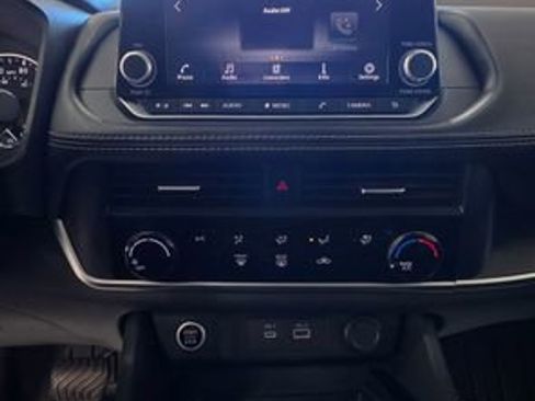 Used 2023 Nissan Rogue S image 17
