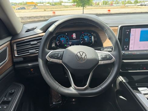 Certified 2024 Volkswagen Atlas SE w/ Black Wheel Package image 17