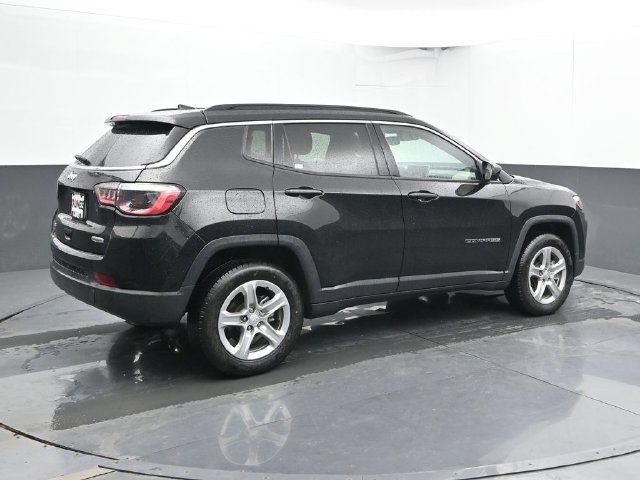 Used 2024 Jeep Compass Latitude w/ Altitude Special Edition AWD/4WD image 2