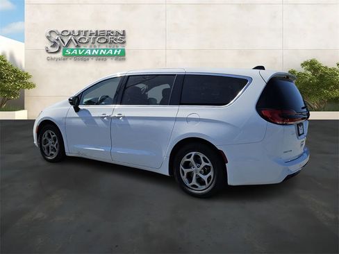 Used 2024 Chrysler Pacifica Limited FWD image 3