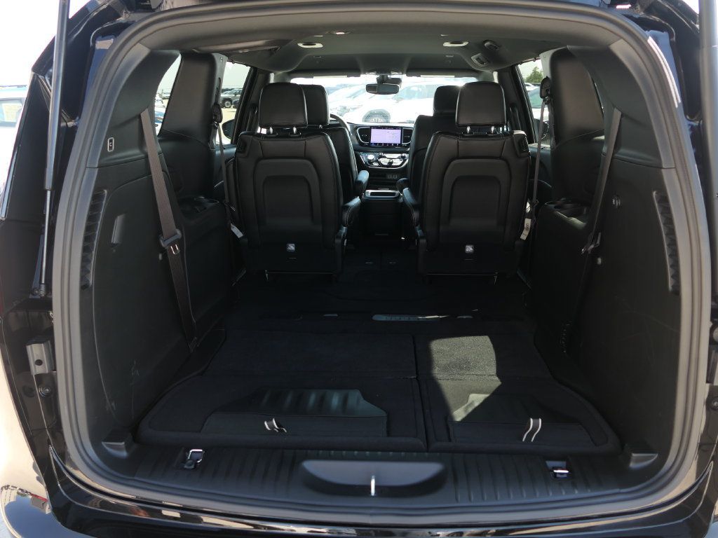 Used 2025 Chrysler Voyager LX FWD image 21