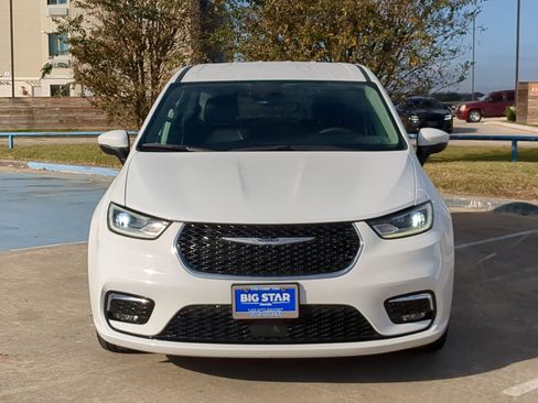 Used 2023 Chrysler Pacifica Touring-L image 9