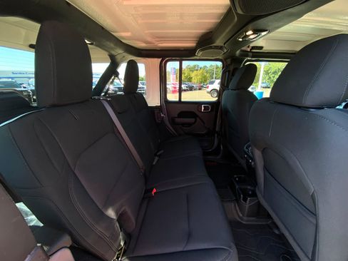 Used 2022 Jeep Wrangler Unlimited Sport image 32