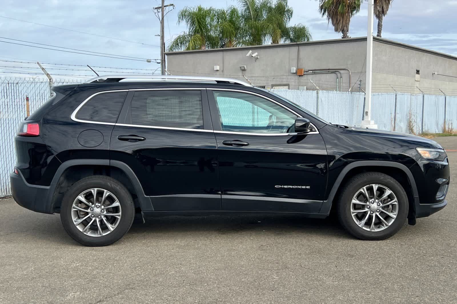 Used 2019 Jeep Cherokee Latitude Plus FWD image 6