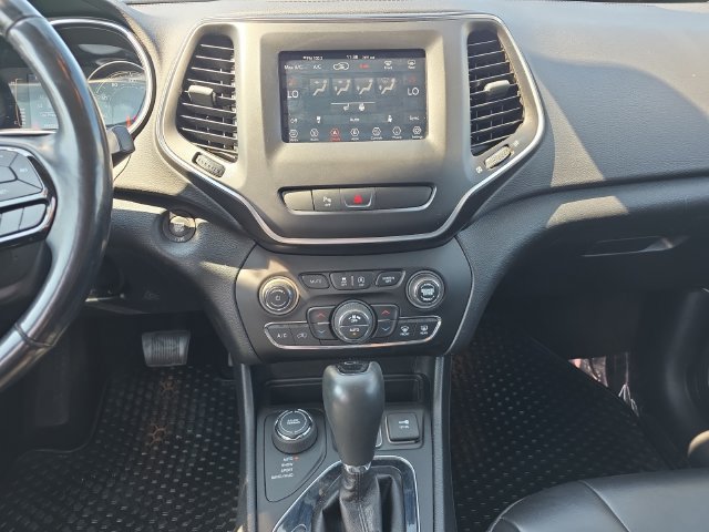Used 2020 Jeep Cherokee Latitude Plus AWD/4WD image 11
