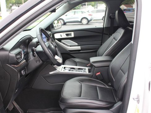 Used 2024 Ford Explorer Limited w/ Limited Technology Package AWD/4WD image 9