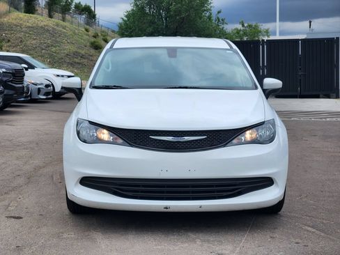 Used 2020 Chrysler Voyager L FWD image 2