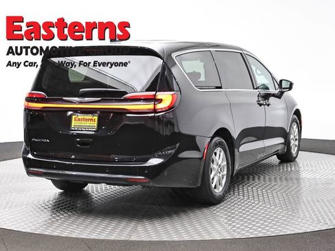 Used 2023 Chrysler Pacifica Touring-L FWD image 5