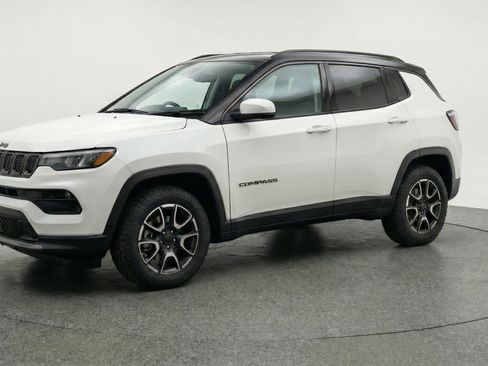 Used 2025 Jeep Compass Trailhawk image 3