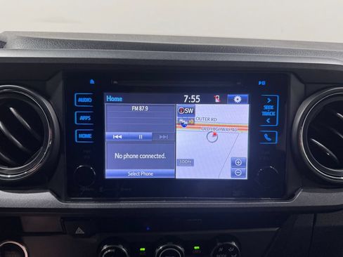 Used 2018 Toyota Tacoma TRD Sport RWD image 3