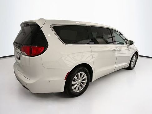 Used 2019 Chrysler Pacifica Touring Plus w/ Advanced Safetytec Group FWD image 7