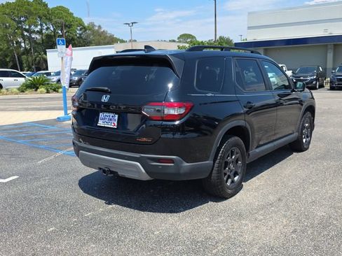 Certified 2025 Honda Pilot TrailSport image 4